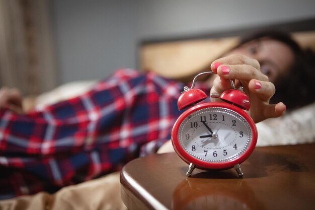 Ragazza che dorme nel letto insieme sveglia