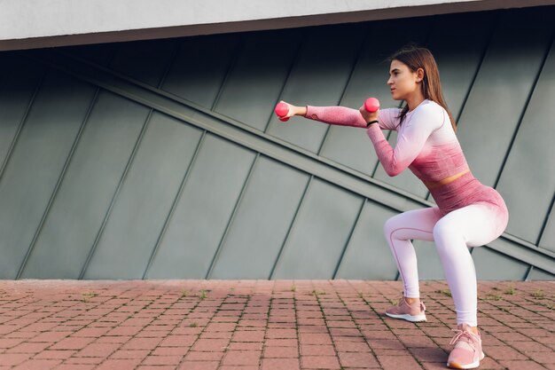 Ragazza che fa allenamento squat