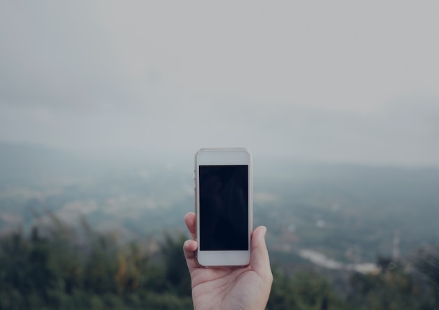 ragazza che fa foto sul cellulare smartphone, mani hipster utilizzando il telefono in viaggio