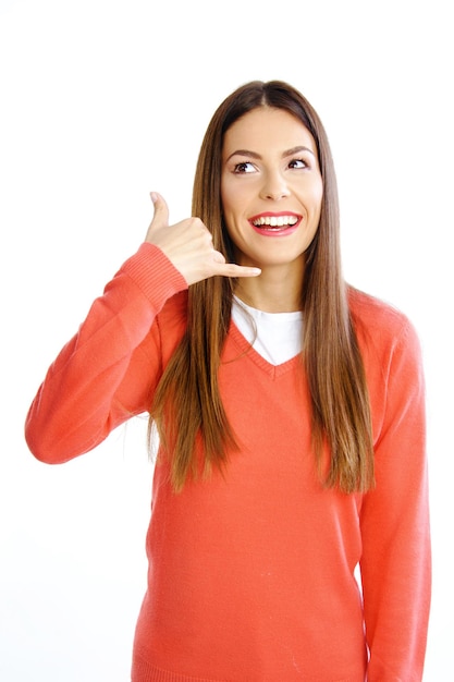 Ragazza che fa gesto di chiamata telefonica con la mano