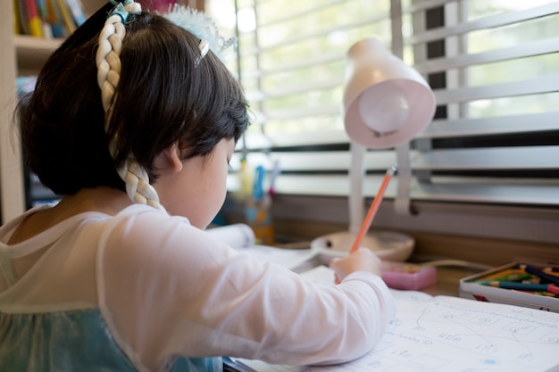 ragazza che fa i compiti bambino che scrive concetto di educazione della carta torna a scuola