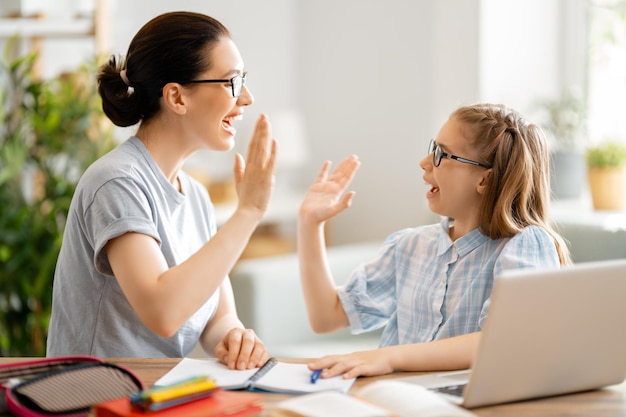 Ragazza che fa i compiti o istruzione online