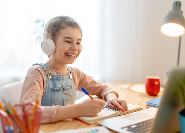 Ragazza che fa i compiti o istruzione online