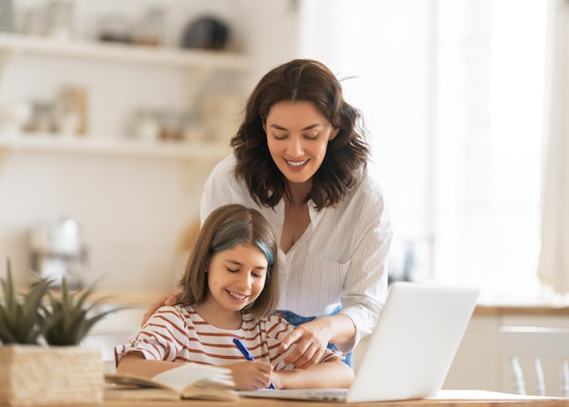 Ragazza che fa i compiti o istruzione online