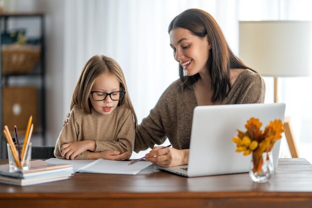 Ragazza che fa i compiti o istruzione online