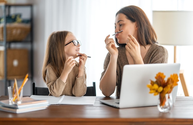 Ragazza che fa i compiti o istruzione online