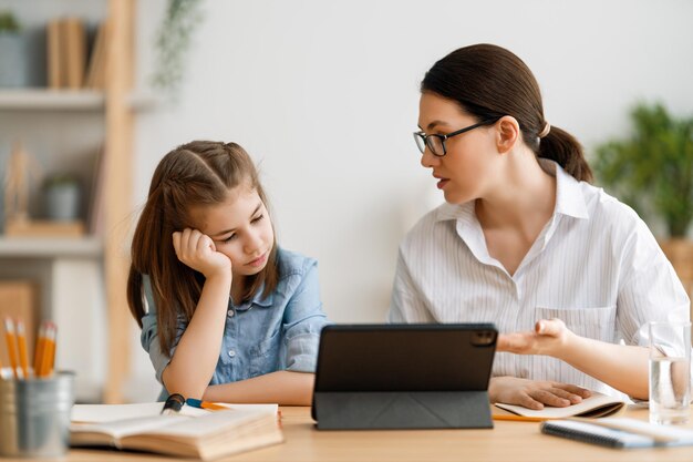 Ragazza che fa i compiti o istruzione online