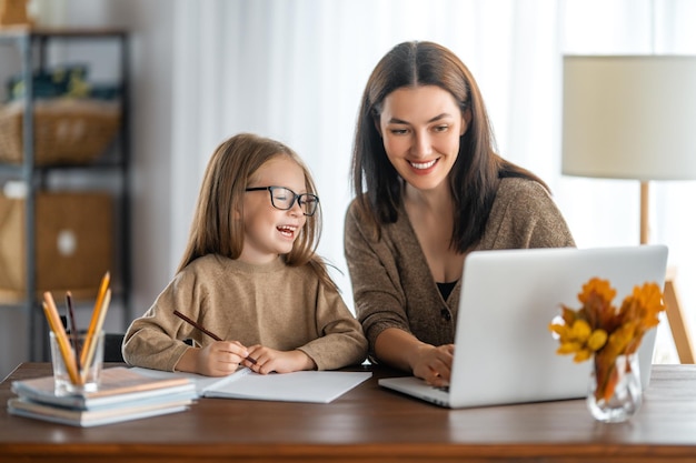 Ragazza che fa i compiti o istruzione online