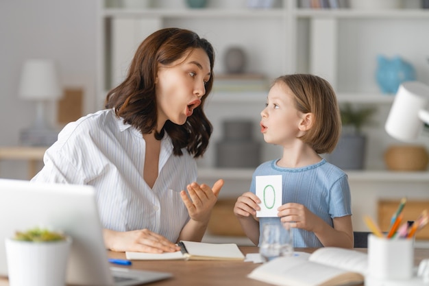 Ragazza che fa i compiti o istruzione online