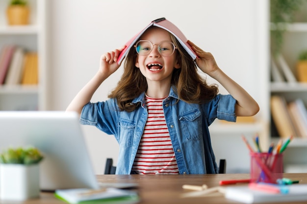 Ragazza che fa i compiti o istruzione online