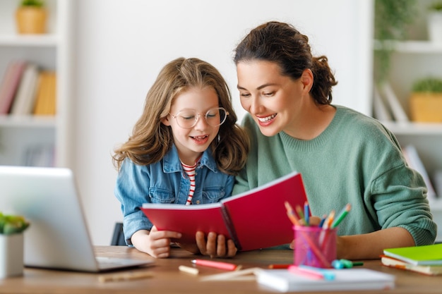 Ragazza che fa i compiti o istruzione online