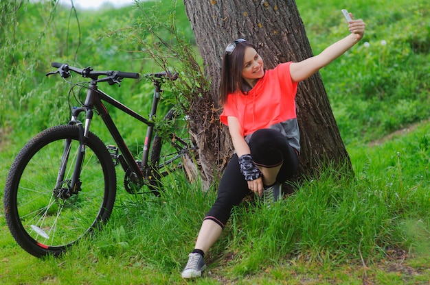 Ragazza che fa selfie in bicicletta