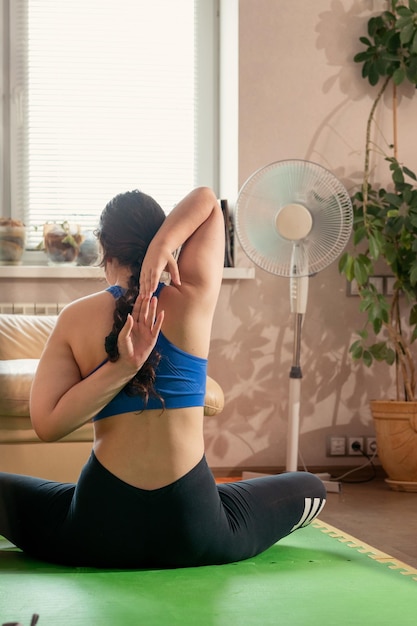 ragazza che fa sport a casa sul pavimento