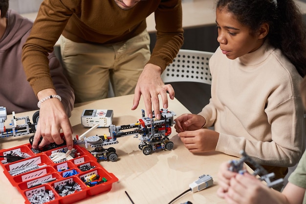 Ragazza che fa un robot alla lezione di scienze