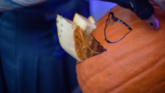 Ragazza che fa una zucca di Halloween