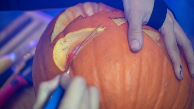 Ragazza che fa una zucca di Halloween