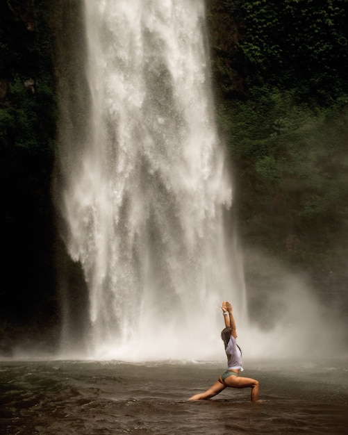 Ragazza che fa yoga in un paese aperto