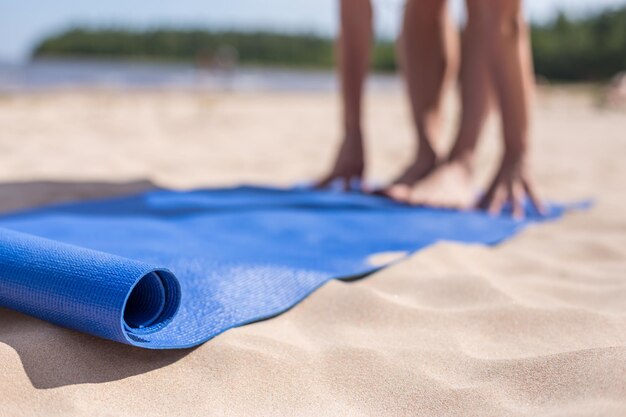 Ragazza che fa yoga in una giornata di sole in spiaggia