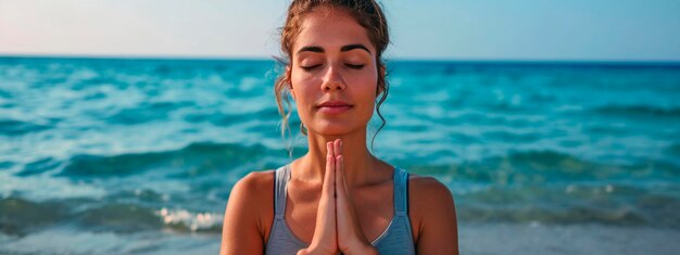 ragazza che fa yoga sulla spiaggia attenzione selettiva