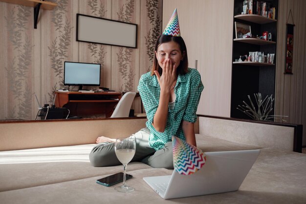 Ragazza che festeggia il compleanno online in tempo di quarantena