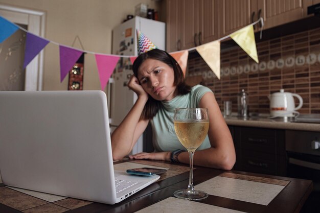 Ragazza che festeggia il compleanno online in tempo di quarantena