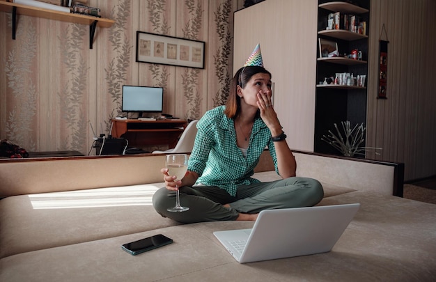 Ragazza che festeggia il compleanno online in tempo di quarantena