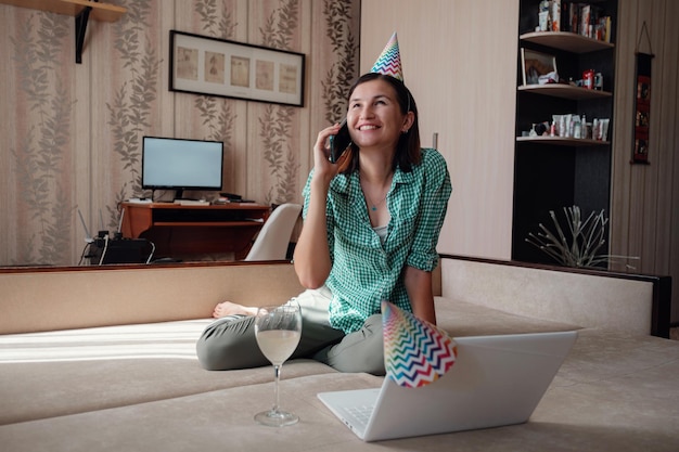 Ragazza che festeggia il compleanno online in tempo di quarantena