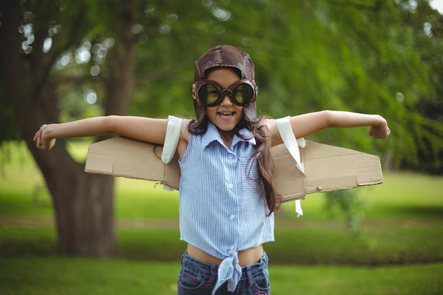 Ragazza che finge di volare