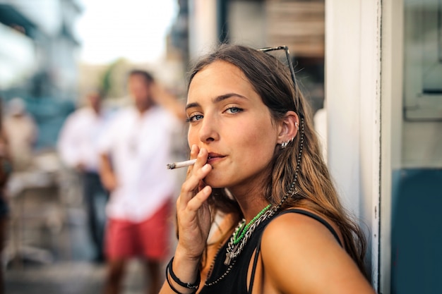 Ragazza che fuma per strada