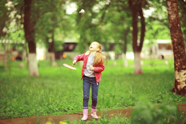 ragazza che gioca a badminton nel parco