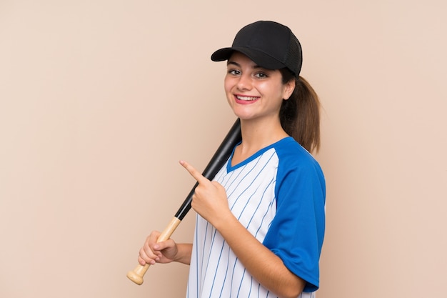 Ragazza che gioca a baseball che indica il lato per presentare un prodotto