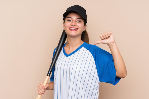 Ragazza che gioca a baseball fiero e soddisfatto di sé