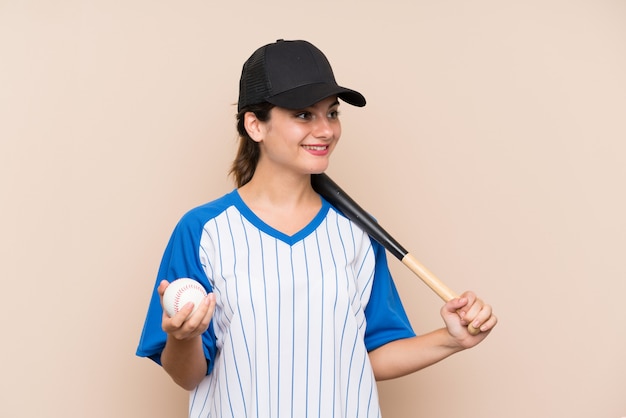 Ragazza che gioca a baseball sopra isolato