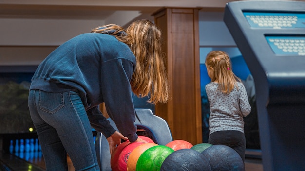 Ragazza che gioca a bowling