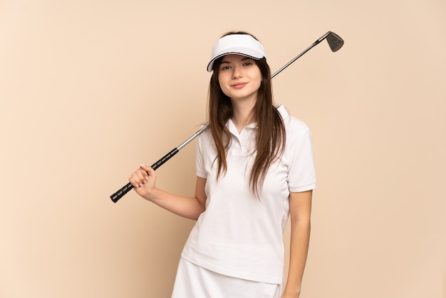 Ragazza che gioca a golf