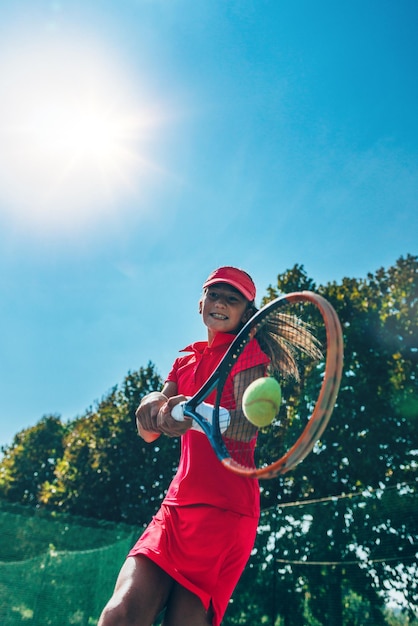 Ragazza che gioca a tennis