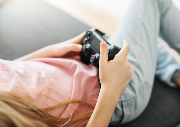 Ragazza che gioca al videogioco a casa