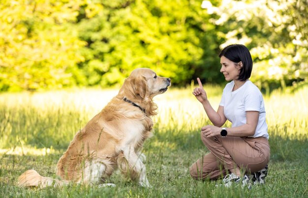 Ragazza che gioca con il cane golden retriever all'aperto