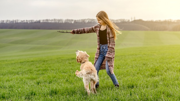 Ragazza che gioca con il documentalista in natura