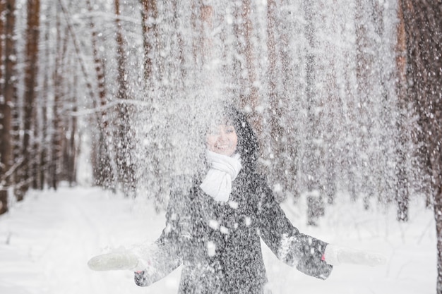 Ragazza che gioca con la neve nel parco