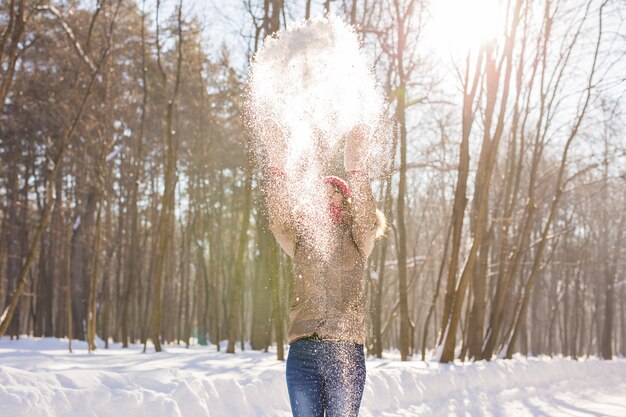 Ragazza che gioca con la neve nel parco