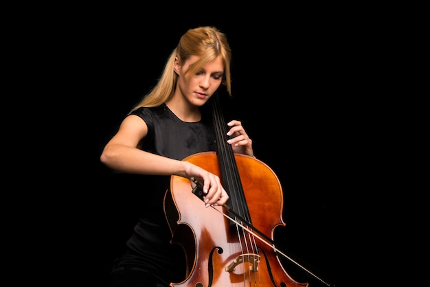 Ragazza che gioca il violoncello su priorità bassa nera isolata