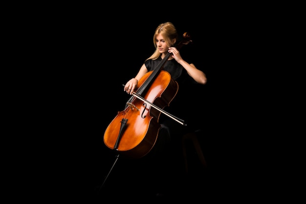 Ragazza che gioca il violoncello su priorità bassa nera isolata