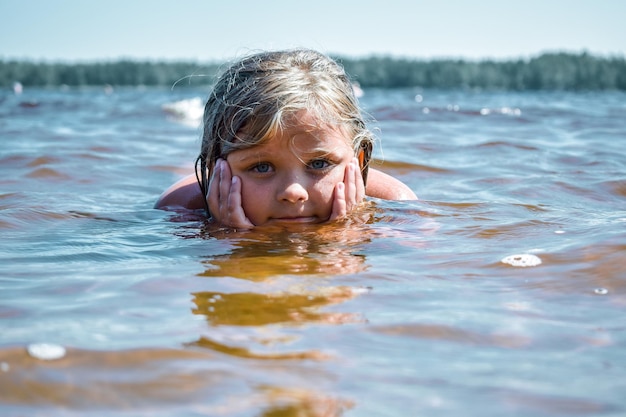 Ragazza che gioca nel lago