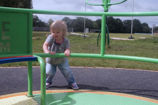 Ragazza che gioca nel parco