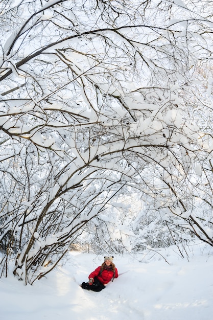 Ragazza che gioca nella neve