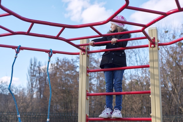 Ragazza che gioca sul campo da giuoco