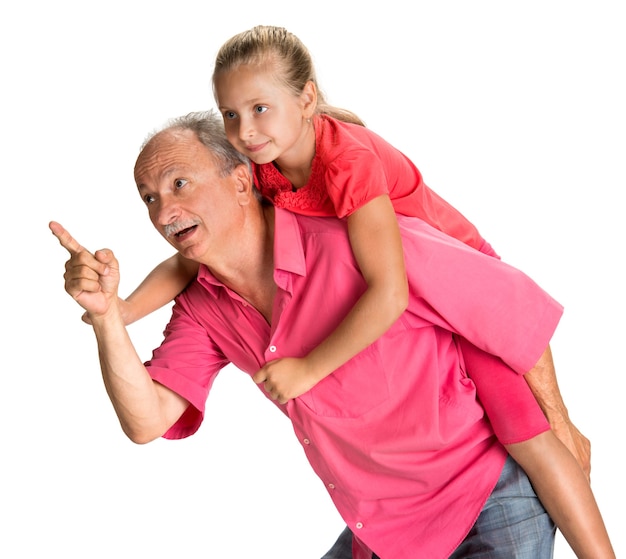 ragazza che gode del giro sulle spalle con suo nonno