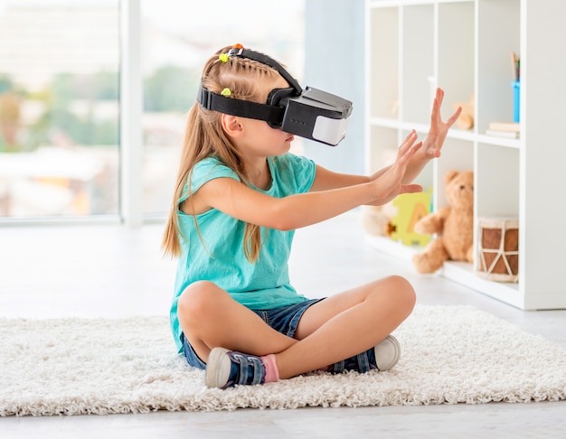 Ragazza che gode della realtà virtuale