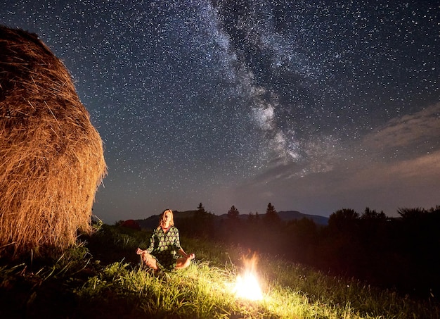 Ragazza che gode della Via Lattea